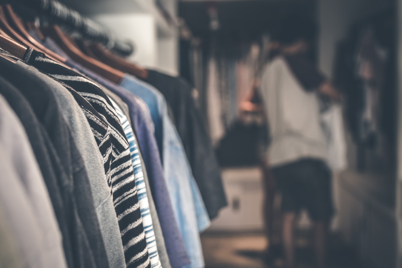 Apps de moda ajudarão você a selecionar um guarda-roupa sustentável (Foto de Artem Beliaikin no Pexels)